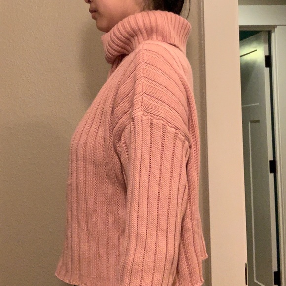 Forever 21 Pink cropped turtleneck sweater - Picture 4 of 4
